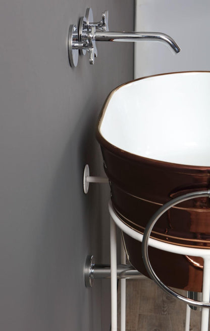 COMPOSIZIONE TINOZZA RAME SU STRUTTURA BIANCA