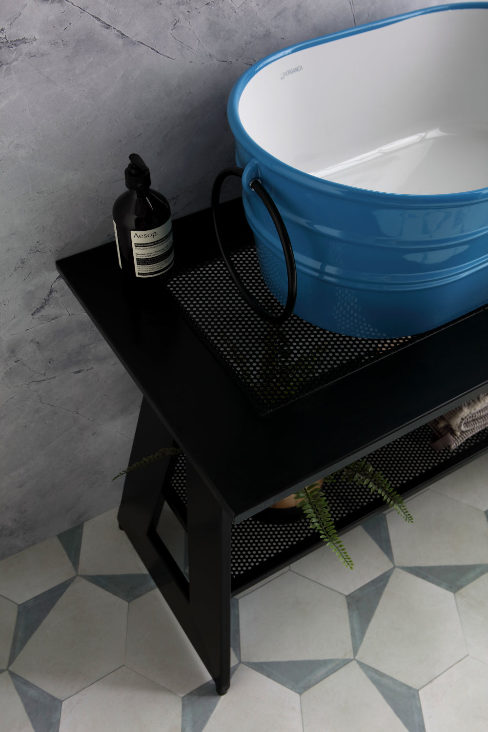 COMPOSIZIONE TINOZZA CIANO SU CAVALLETTO NERO